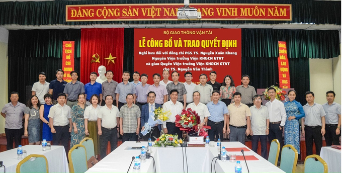 Thứ trưởng Nguyễn Ngọc Đông cùng lãnh đạo, viên chức Viện KH&CN GTVT chúc mừng PGS. TS. Nguyễn Xuân Khang đã hoàn thành nhiệm vụ về nghỉ chế độ và chúc mừng TS. Nguyễn Văn Thành được giao trọng trách đứng đầu Viện KH&CN GTVT

