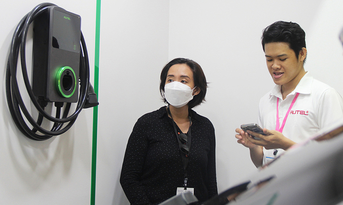 Khách hàng tìm hiểu thông tin về trụ sạc của Autel. Ảnh: Thành Nhạn

