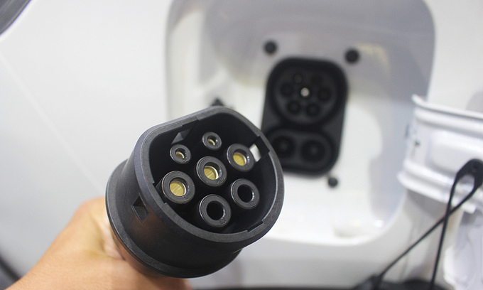 Cổng sạc của công ty Trung Quốc tương thích với chiếc xe điện VinFast VF e34. Ảnh: Thành Nhạn

