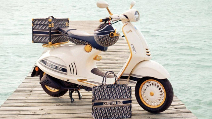 Nhiều khả năng Vespa Sprint Justin Bieber cũng sẽ tạo được cơn sốt giống chiếc Vespa 946 Christian Dior

