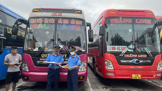 Thanh tra Sở GTVT Bắc Giang kiểm tra các phương tiện trước khi xuất bến.