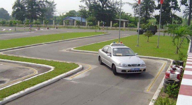 Vào góc cua chưa chuẩn.