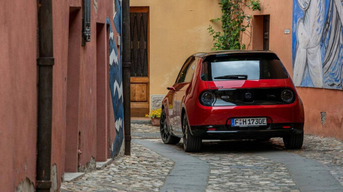 Xe có khả năng di chuyển khoảng 200 km sau mỗi lần sạc đầy