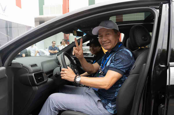 Ông Đinh Văn Hùng (đến từ Munich, Đức) chia sẻ cảm nhận ban đầu về VF 8: Đẹp, bắt mắt, sang trọng, màn hình trong xe lớn, hiện đại, nhiều tính năng.