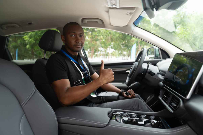 Vị khách người Pháp Armelin Asimane tỏ ra ấn tượng với thiết kế cũng như công nghệ bên trong mẫu VinFast VF 8.