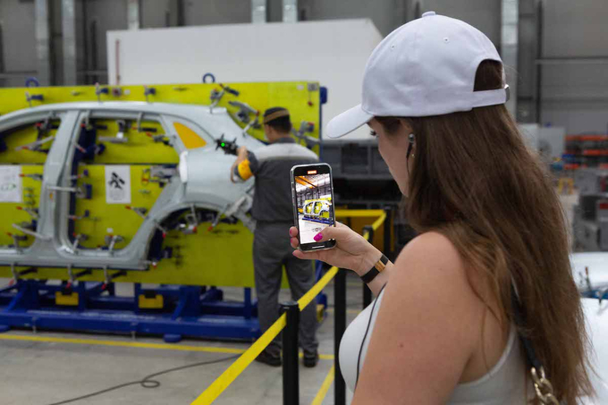 Nhiều vị khách châu Âu muốn ghi lại khoảnh khắc trong lần đầu tới tổ hợp sản xuất quy mô, hiện đại của VinFast..