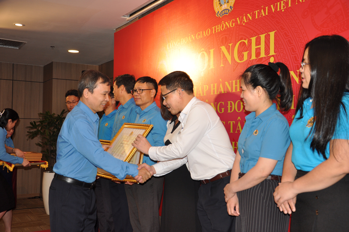 Ông Lê Ngọc Minh trao bằng khen cho các cá nhân đạt nhiều thành tích.