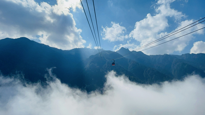 Từ cáp treo du khách có thể thu vào tầm mắt vẻ đẹp thiên nhiên trù phú của Hoàng Liên Sơn hay biển mây trắng.