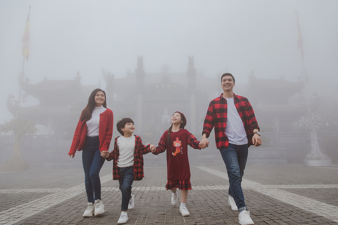 Du khách tham quan quần thể tâm linh Fansipan.