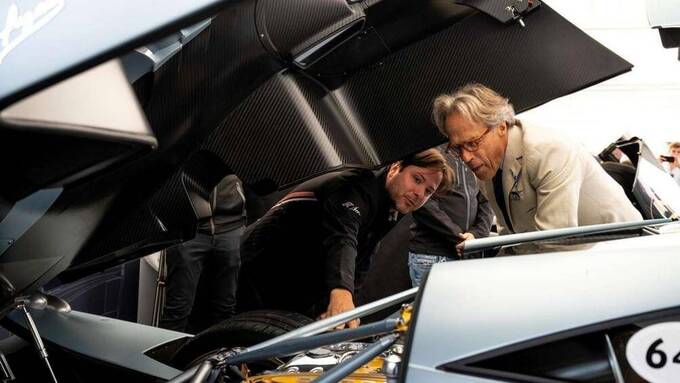 Đột phá nhất trong thiết kế của mẫu xe này là phần đuôi xe với kiểu nắp sau phủ trên diện tích 3,7 m2