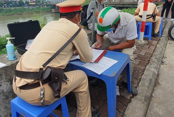 Một trường hợp vi phạm nồng độ cồn ký biên bản vi phạm