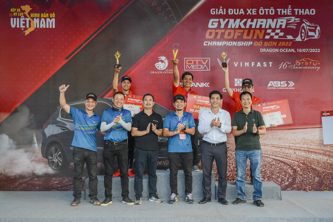 Các vận động viên đạt thành tích cao nhất chụp hình cùng BTC.