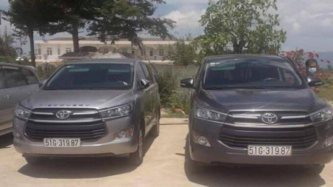 2 chiếc Toyota Innova cùng gắn biển số 51G-319.87 bị bắt gặp cùng lúc