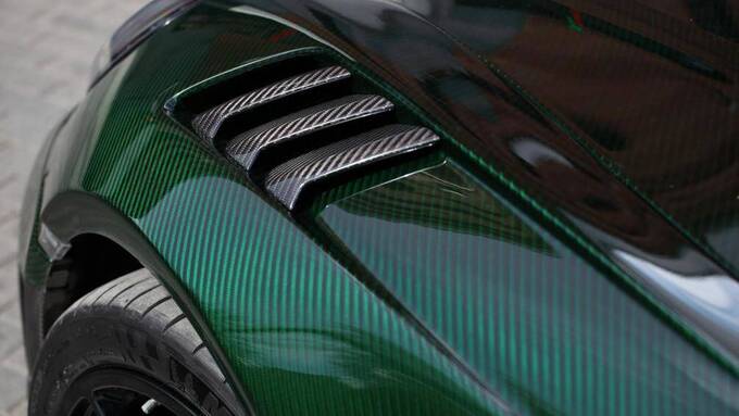 Cản sau của xe được sửa đổi với các hốc gió theo tầng dữ dằn. Phiên bản Stinger GTR Carbon Edition cũng được lắp đặt bộ khuếch tán mới