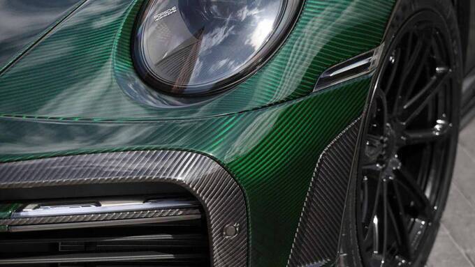 Chiếc xe này được hoàn thiện với lớp áo ngoại thất màu carbon xanh. Màu xanh này sẽ chuyển màu khi có ánh sáng