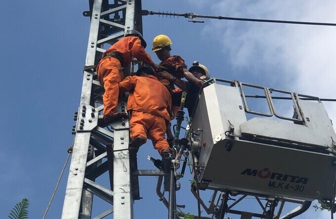 Lực lượng Cảnh sát dùng xe thang giải cứu công nhân bị điện giật và mắc kẹt trên trụ điện.
