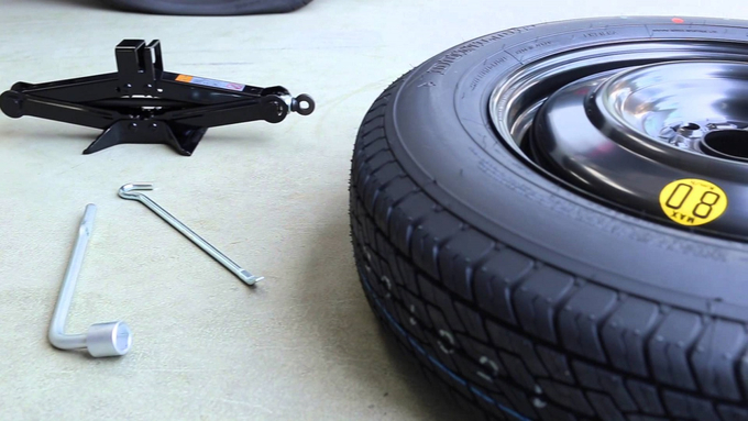 Trước khi tiến hành thay lốp, bạn nên báo hiệu cho các phương tiện khác bằng cách bật đèn và ra tín hiệu cảnh báo tới các phương tiện khác.