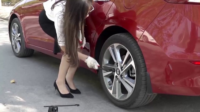 Nguyên tắc quan trọng khi sử dụng kích là phải đặt đúng phần khung xe, nếu đặt kích vào phần vỏ xe có thể làm dập, vỡ vỏ.