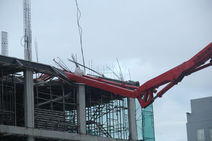 Cần cẩu bơm bê tông gãy, đè lên công trình khiến một nhân tử vong.