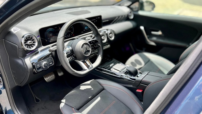 Khoang lái mang đậm phong cách thể thao

