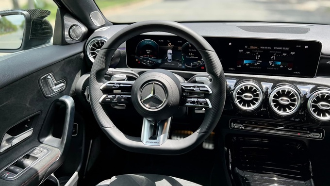 Vô lăng thể thao AMG dạng đáy phẳng, đi kèm cụm màn hình giải trí lớn

