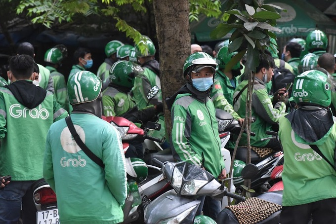Grab đơn phương thu phụ phí từ ngày 6/7 gây nên phản ứng dữ dội của người tiêu dùng.