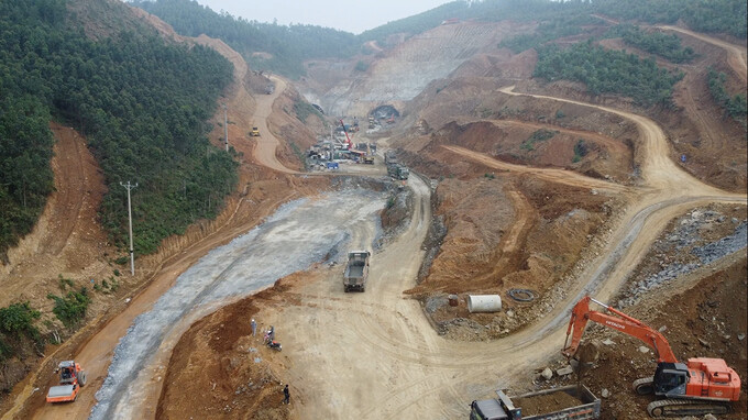 Đất đắp chiếm khoảng 15 - 25% giá trị của gói thầu nhưng lại không nằm trong danh mục được điều chỉnh giá (ảnh thi công cao tốc Bắc - Nam đoạn Nghi Sơn - Diễn Châu)