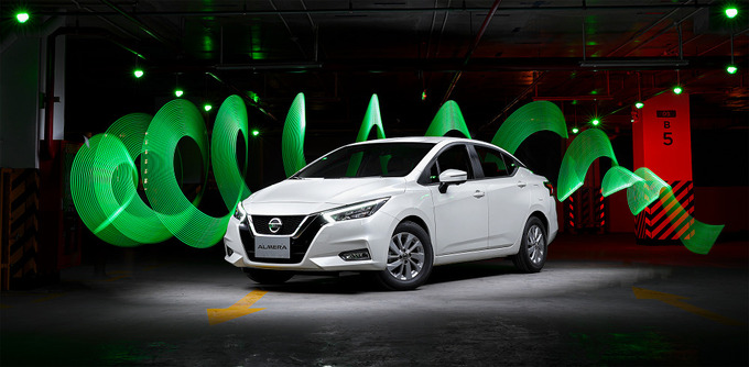  Nissan Almera phiên bản CVT cao cấp được thiết kế được trang bị gập gương tự động.