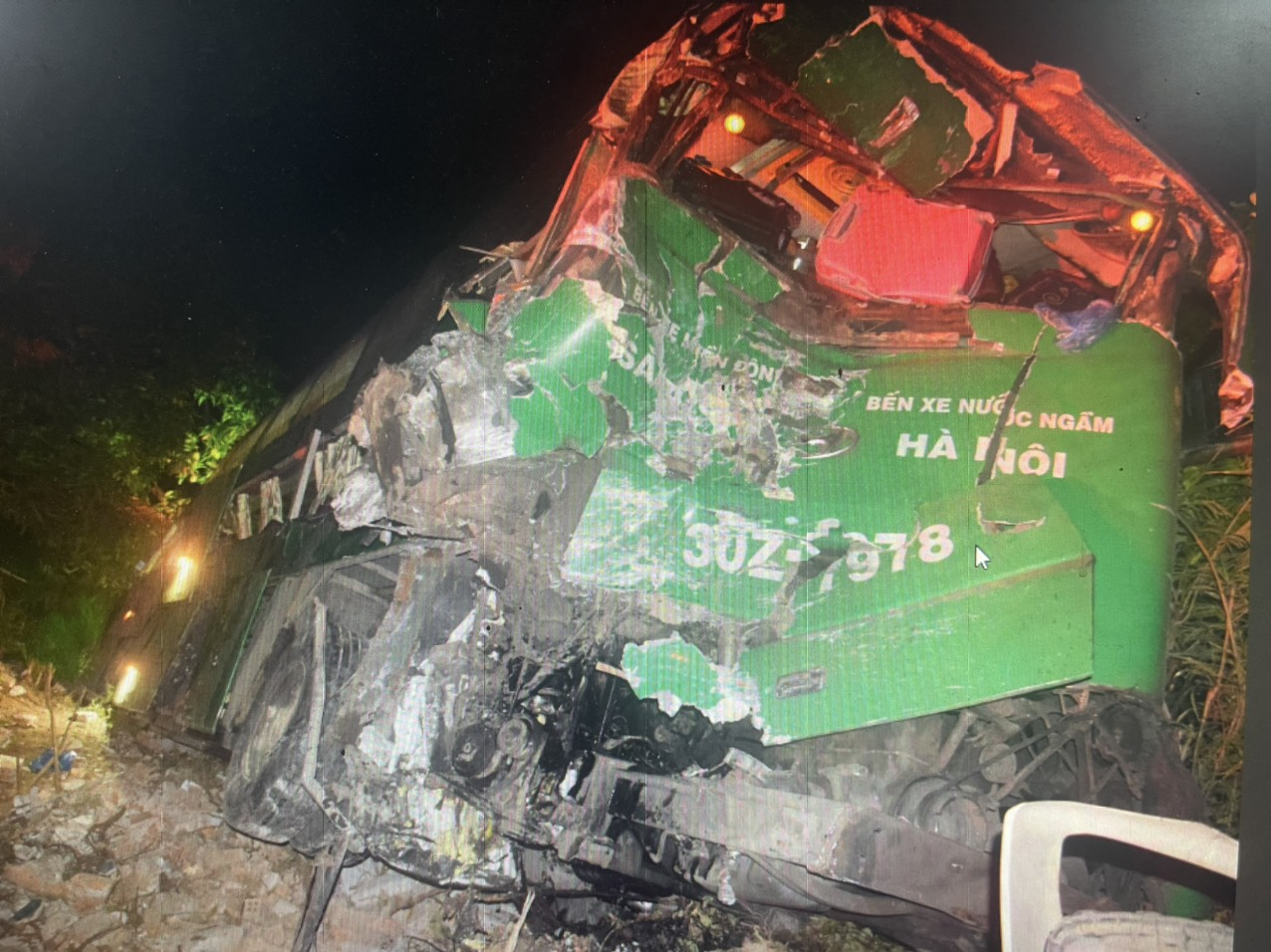 Chiếc xe khách tại hiện trường vụ tai nạn 