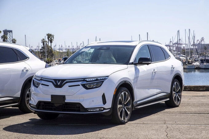 VF 8 sở hữu thiết kế thể thao với phần trụ C vuốt cong dần về sau theo hơi hướng coupé, tạo nên những đường nét vừa mềm mại vừa khỏe khoắn.

