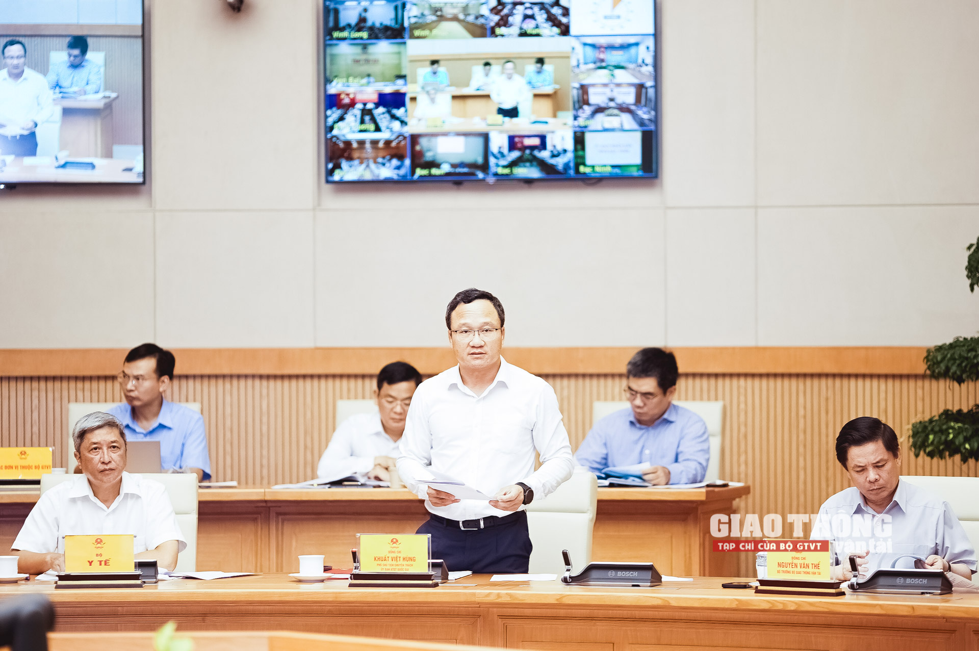 Ông Khuất Việt Hùng - Phó Chủ tịch chuyên trách Ủy ban ATGT Quốc gia báo cáo tại hội nghị