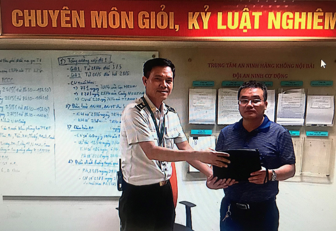 Anh Nguyễn Văn Thưa - Trung tâm An ninh hàng không Nội Bài trao lại cho vị khách tài sản trị giá hơn 400 triệu đồng bỏ quên tại khu vực công cộng - Nhà ga hành khách T1