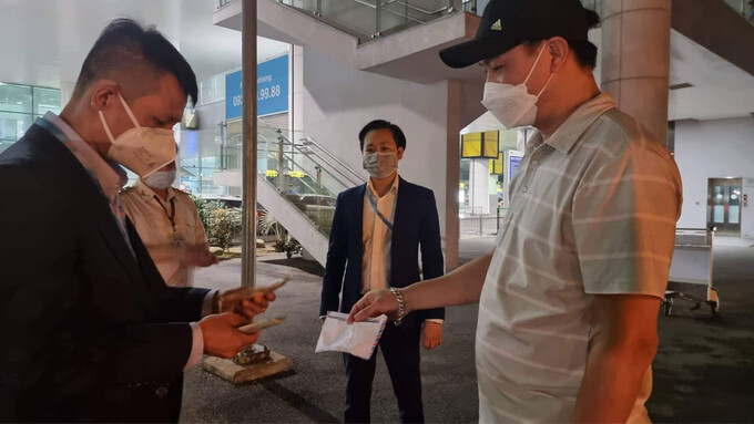 Chủ nhân của chiếc phòng bì có 320 triệu đang kiểm tra lại tài sản được bàn giao trước sự chứng kiến của nhân viên An ninh - CHK quốc tế Nội Bài