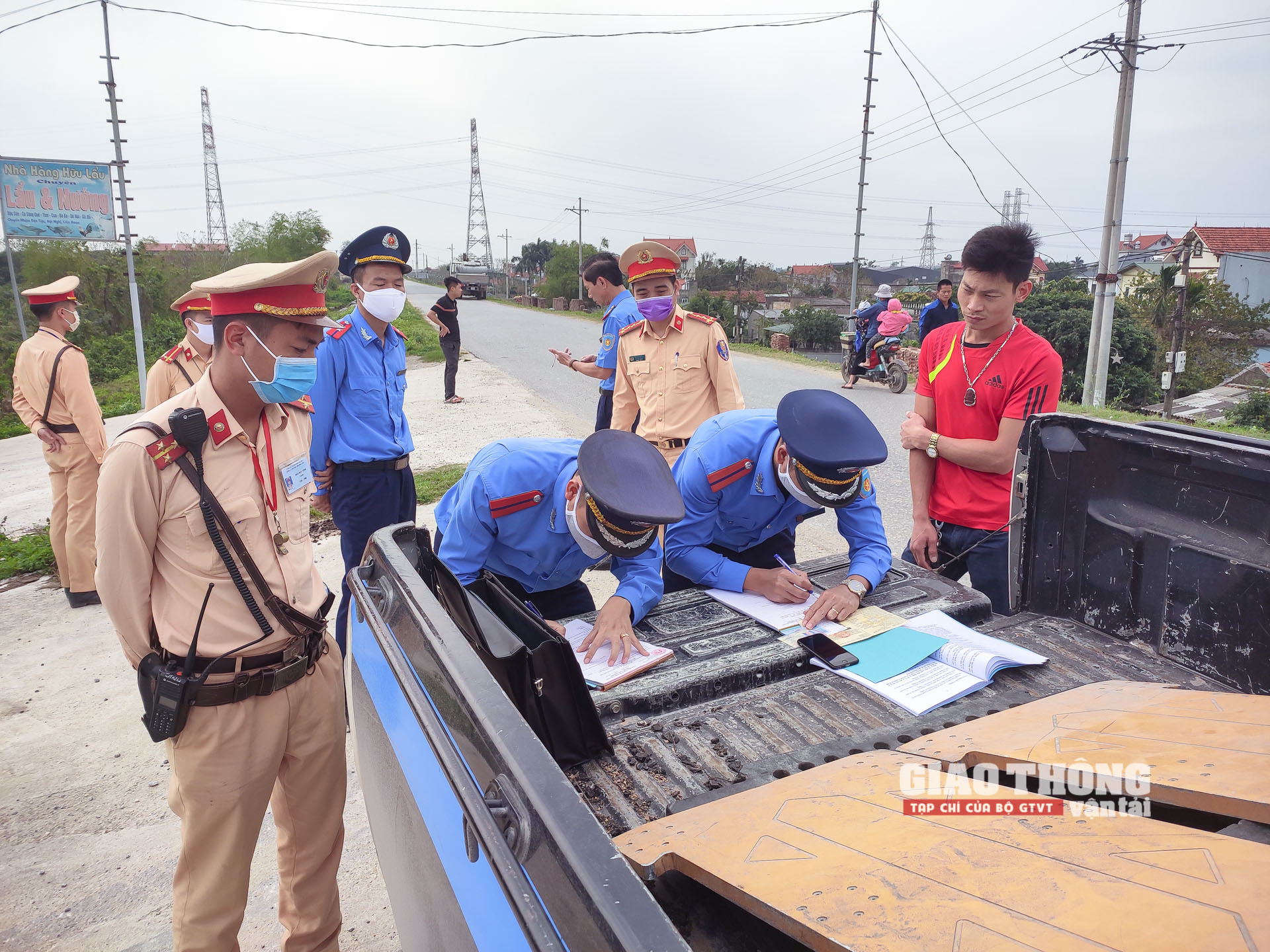 Lực lượng Thanh tra GTVT phối hợp cùng CSGT xử lý xe quá tải trên địa bàn TP Hà Nội