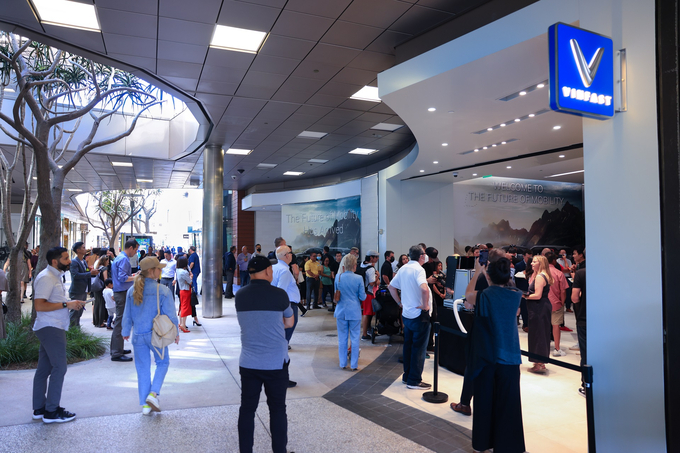 Khách hàng thăm quan các mẫu xe giới thiệu tại VinFast Store .