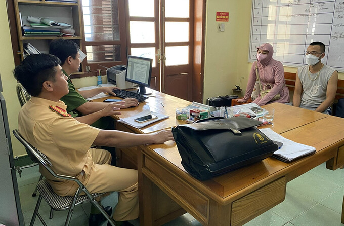 Vợ chồng chị N.T.V.A  làm việc với CSGT huyện Vân Đồn.