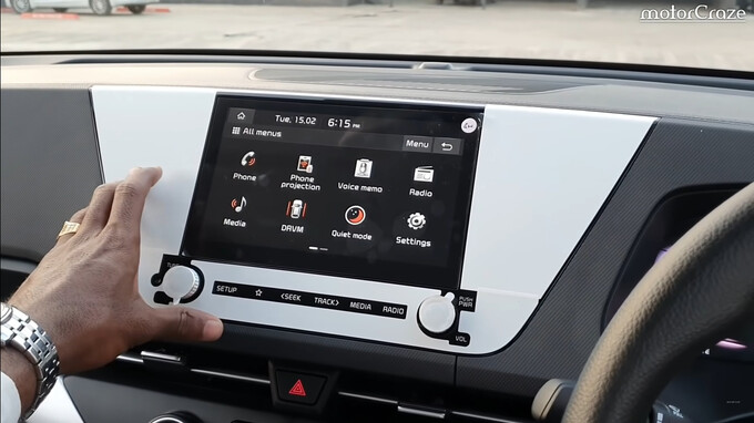 KIA Carens 2022 trang bị màn hình 10.25 inch.