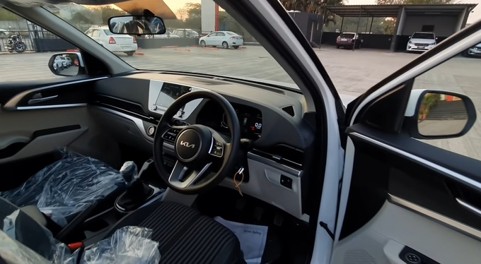 Khoang lái của KIA Carens 2022.