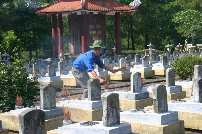 Thanh niên ngành GTVT thắp hương tưởng niệm các liệt sỹ tại Nghĩa trang Đường 9 - Quảng Trị