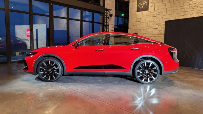 Toyota Crown 2023 lấy cảm hứng từ BZ4X vừa chính thức ra mắt.