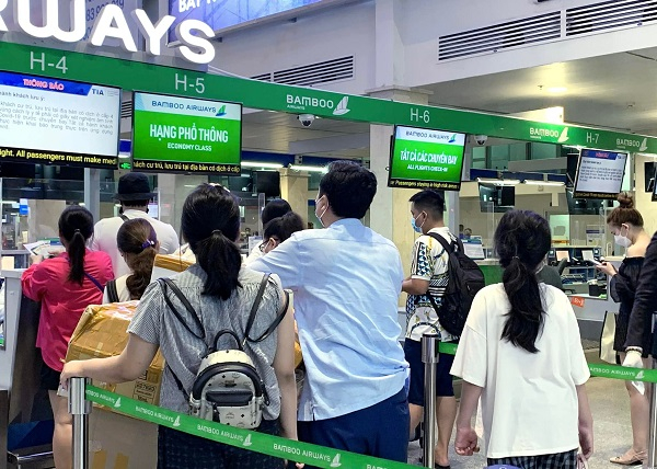 Hành khách làm thủ tục check-in (ảnh minh họa)