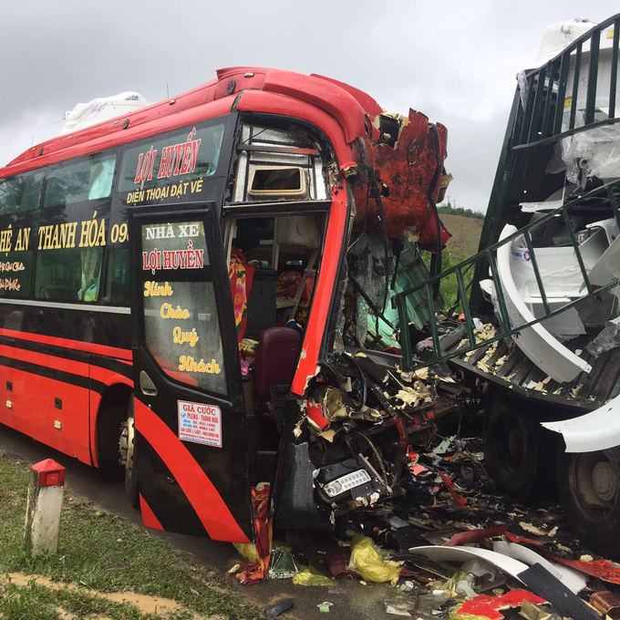 Phần đầu xe khách giường nằm hư hỏng nặng sau cú đâm va (ảnh: Phòng CSGT Công an tỉnh Thanh Hóa)
