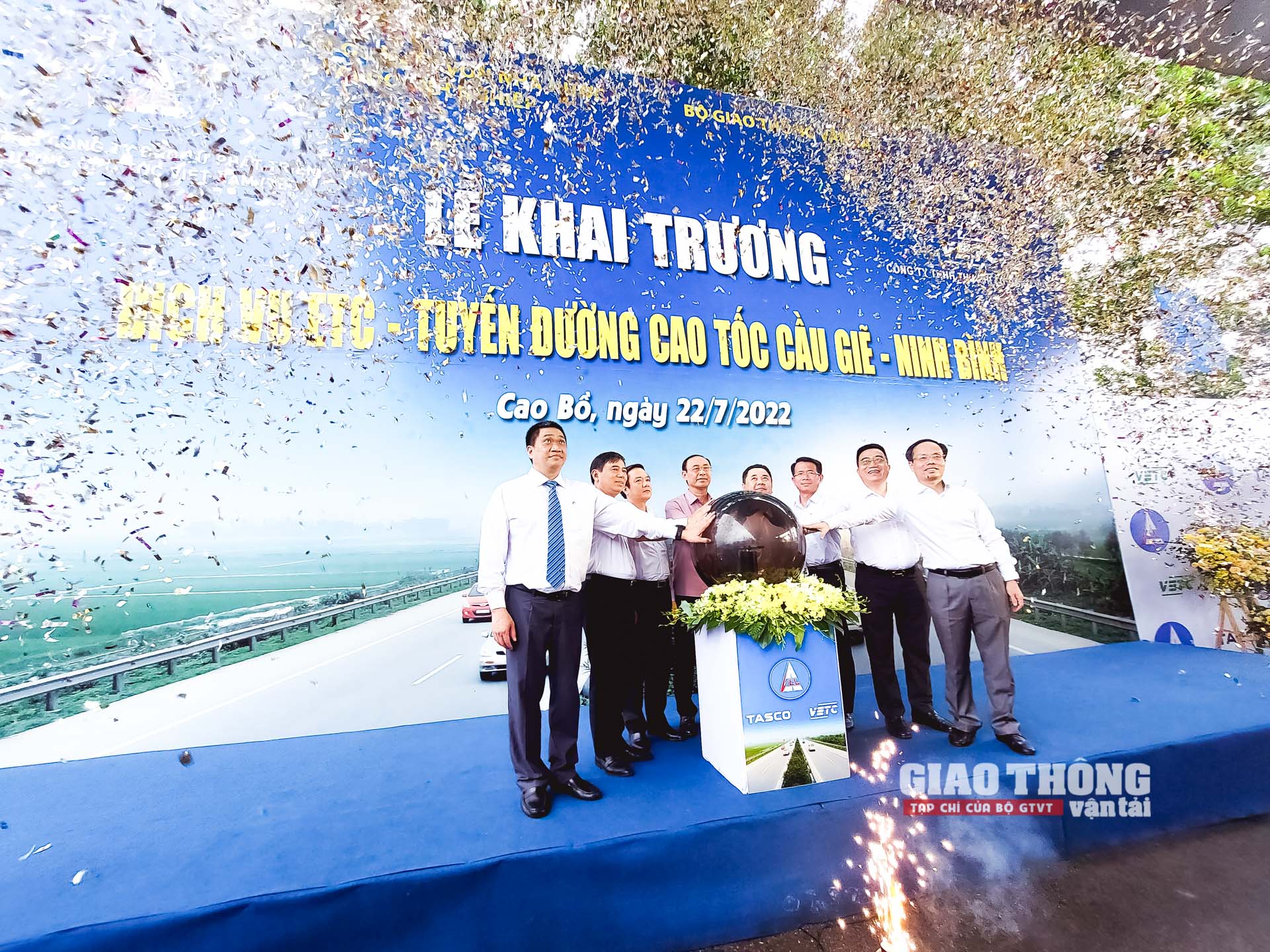 Lãnh đạo Bộ GTVT, Ủy ban Quản lý vốn Nhà nước tại doanh nghiệp, UBND tỉnh Ninh Bình, VEC, Tasco và các cơ quan, đơn vị thực hiện nghi thức khai trương dịch vụ ETC tuyến cao tốc Cầu Giẽ - Ninh Bình