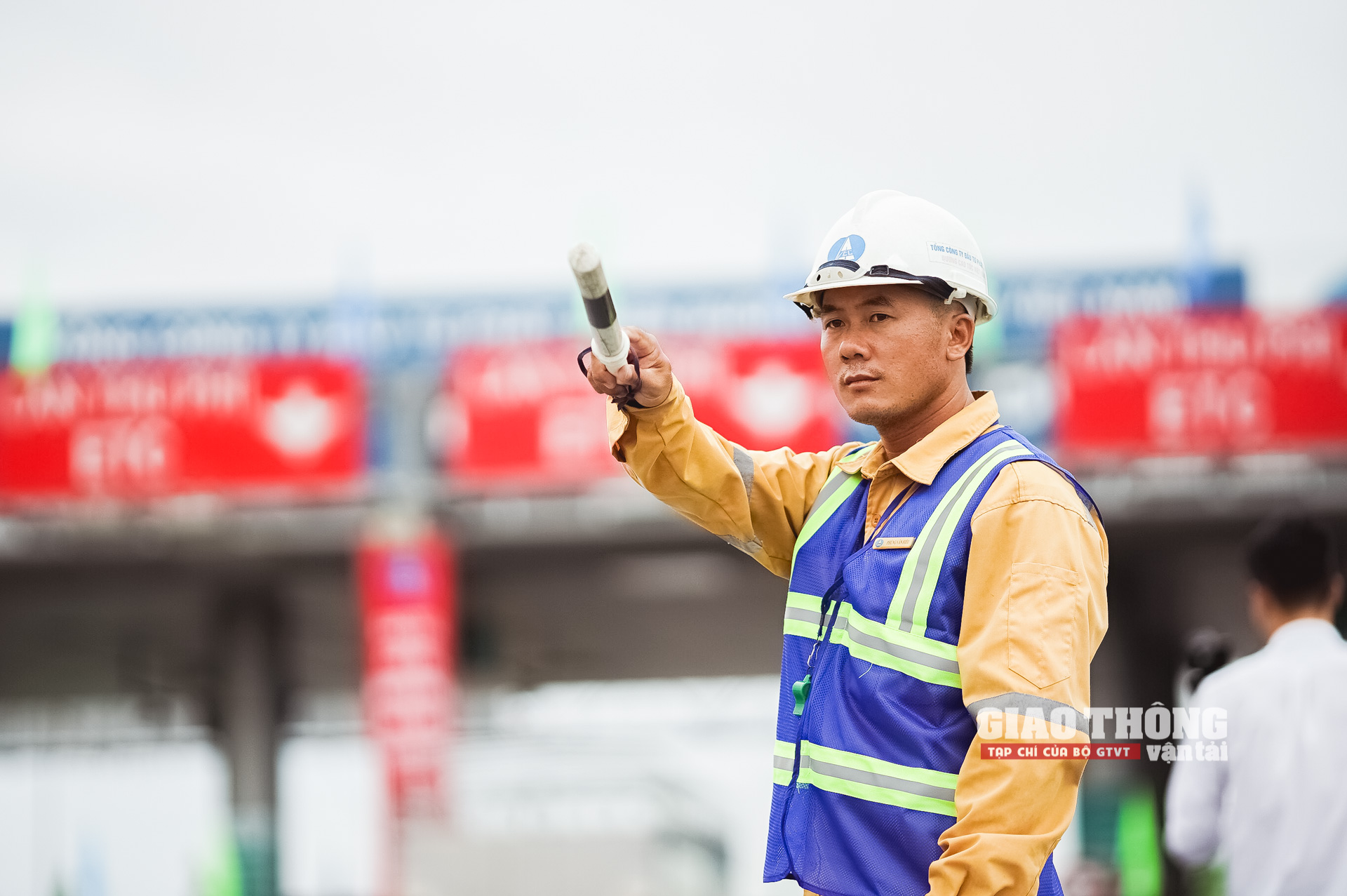 Nhân viên VEC điều tiết giao thông, hướng dẫn phương tiện lưu thông qua Trạm thu phí Cao Bồ