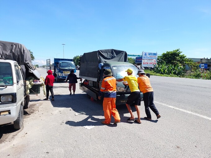 Tình trạng lấn chiếm lòng, lề đường QL1 ở Quảng Nam diễn ra rất phức tạp, tồn tại nhiều năm nay khiến cho công tác quản lý tuyến, đảm bảo TTATGT gặp khó khăn, thách thức