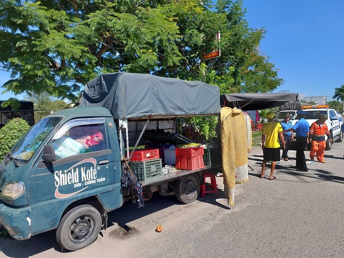 Sau mỗi lẫn ra quân chấn chỉnh, xử lý, ít hôm sau, tình trạng lấn chiếm lòng lề đường lại tái diễn.