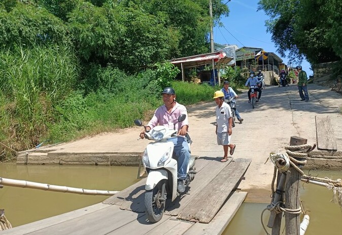 Người dân 2 huyện Duy Xuyên và Đại Lộc ngày ngày vẫn sử dụng bến đò ngang Duy Tân qua sông Thu Bồn.