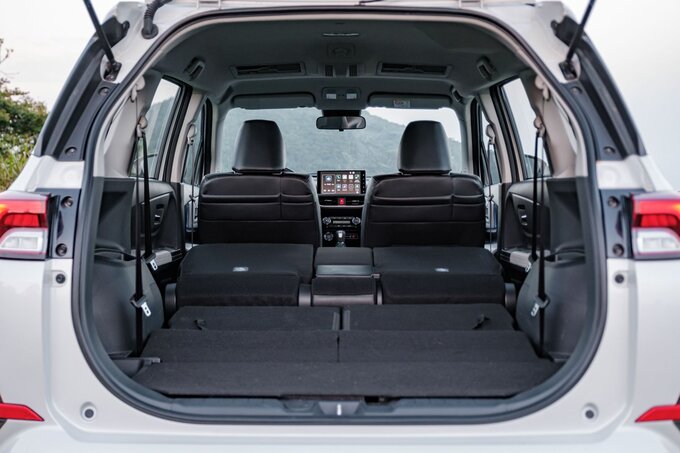 Ngoài ra, xe còn sở hữu gói công nghệ an toàn Toyota Safety Sense với cảnh báo tiền va chạm PCS, cảnh báo lệch làn đường LDA, đèn chiếu xa tự động AHB, kiểm soát vận hành chân ga PMC, cảnh báo phương tiện phía trước khởi hành FDA. Xe cũng được trang bị hệ thống cảnh báo điểm mù BSM, cảnh báo phương tiện cắt ngang phía sau RCTA, camera 360 độ và 6 túi khí.