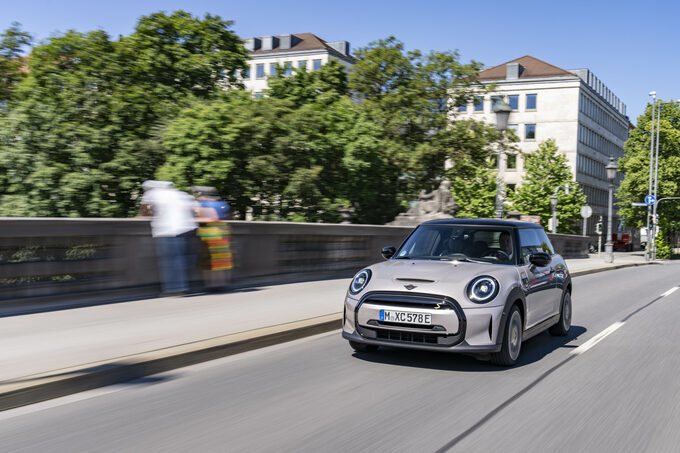 Tài xế dù khuyết tật nhưng vẫn có vẻ khá tự tin khi điều khiển xe.