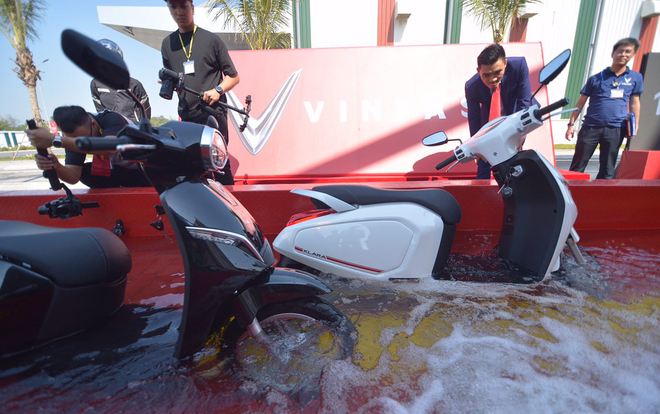 Xe máy điện có thể di chuyển khi nước ngập khá sâu.